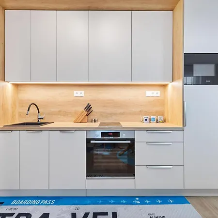 Ah Airport Pan Am Free Parking Ac ブラチスラヴァ