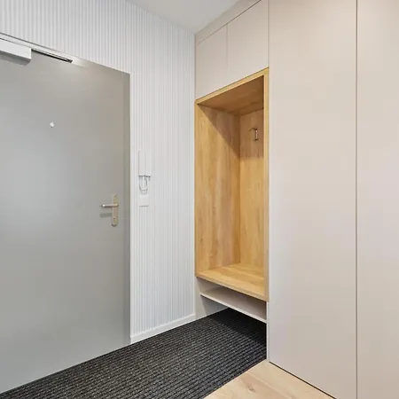 Ah Airport Pan Am Free Parking Ac * Bratislava